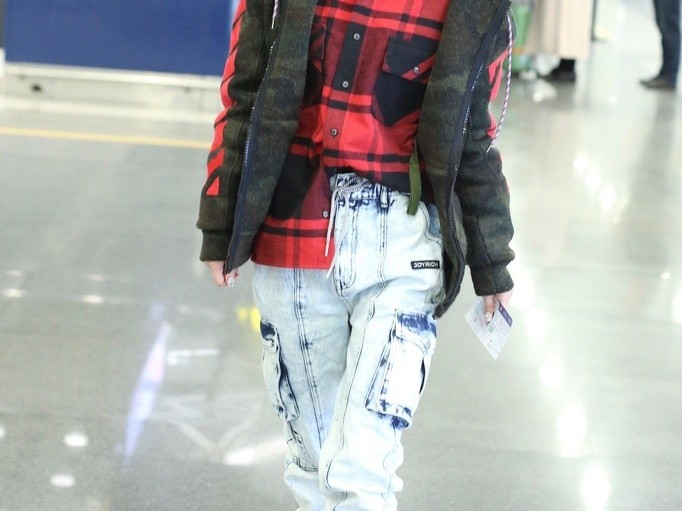 红色衬衫配外套攻略 从职场到街头都能穿出高级感