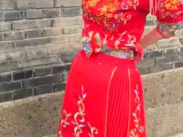 凤冠霞帔今犹在：当中式迎亲服女邂逅千年婚俗