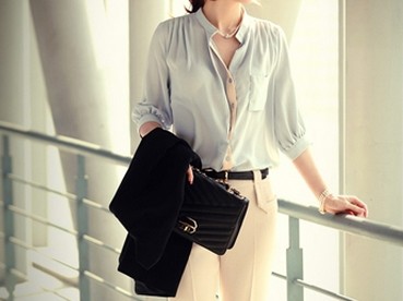 解锁米白裤子穿搭万能公式 这样配上衣时髦又高级