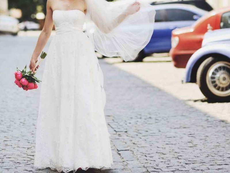 白色半身裙的万能上衣搭配指南 穿对款式轻松美出新高度