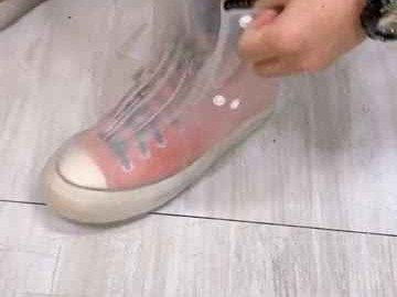 下雨天穿鞋不踩雷！选对鞋底和款式让你清爽又安全