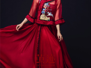 从深衣到云锦：探索中式定制礼服的千年基因与新生