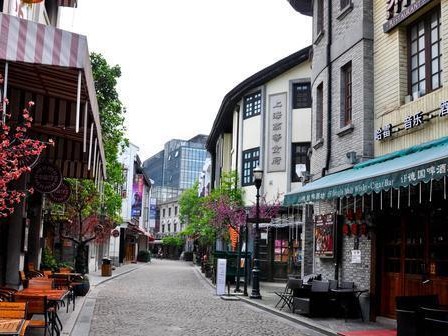 高街魅影：从鬼屋传说到时尚风暴的百年变迁