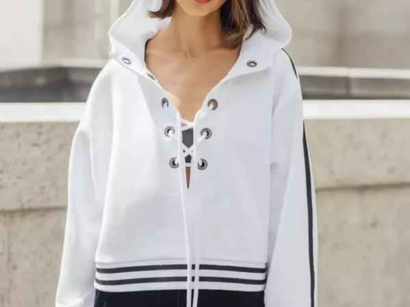 卫衣全年穿搭指南 从季节到场合的实用法则