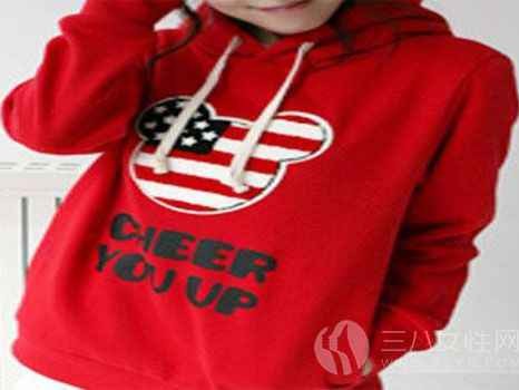 卫衣里面穿点啥？别小看这件“内搭”，它能让你的时髦感翻倍！