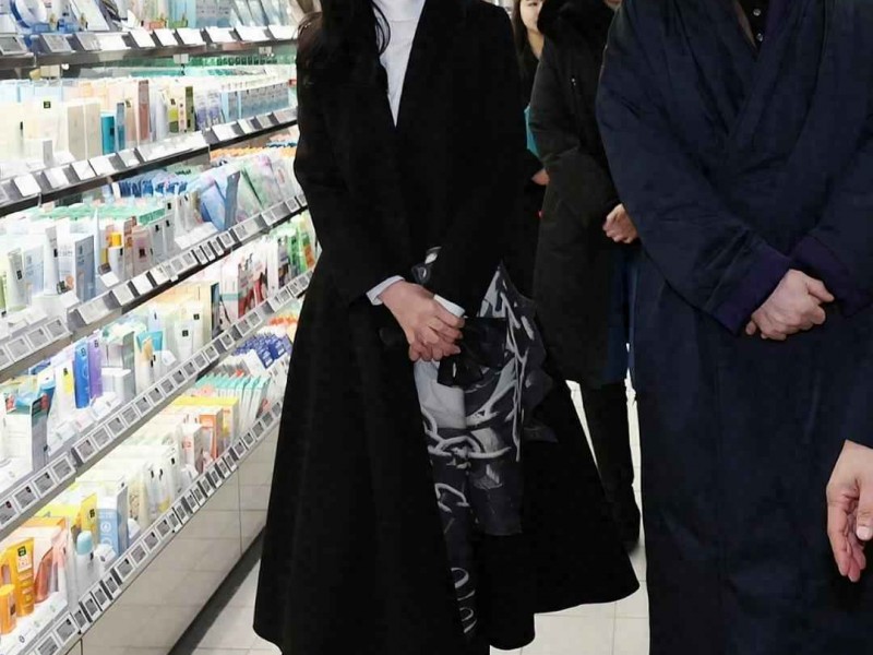 跟韩国女首富学冬季穿搭：裙子别过脚踝，裤子要拖地，大衣别配打底裤！