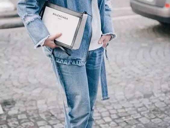 牛仔连衣裙外套搭配全攻略 这样穿时髦不重样