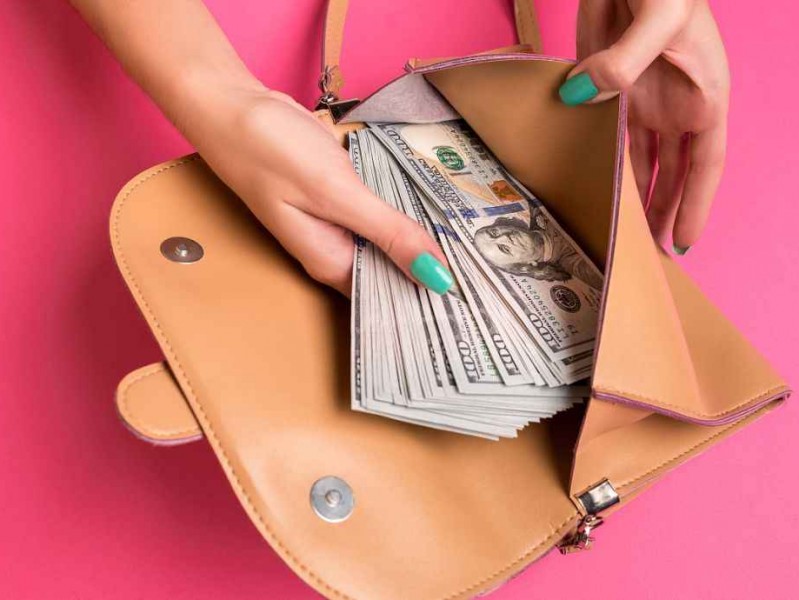 女士挎包颜色聚财指南 你的随身财库选对颜色了吗