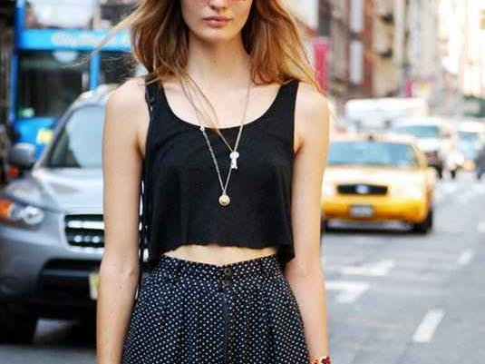 今夏街头最炸的背心穿搭秘籍 从基础款穿出高级感真不难